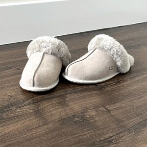 Ugg NWOB size women 7 scuffette Stone gray
25.08.08EB